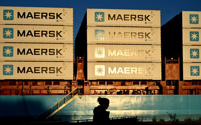 Massive drop in Maersk’s net profits, due to Houthis anti-Israeli attacks