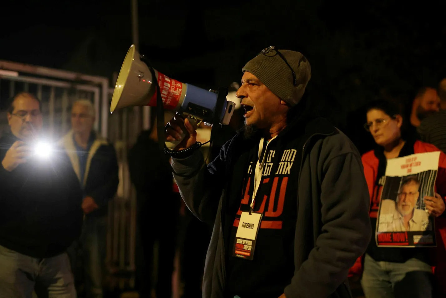 Dozens protest in front of homes of Netanyahu, Gantz