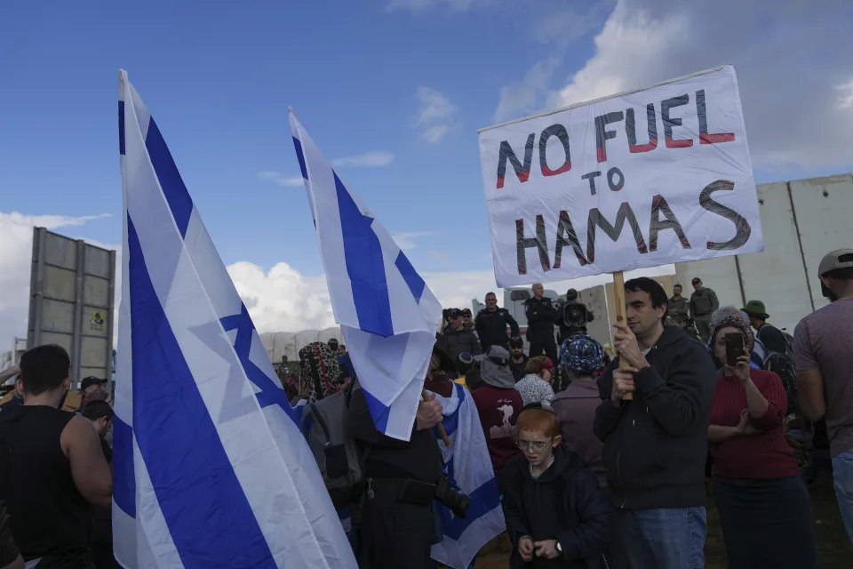 Israelis block aid to Gaza while soldiers stand and watch