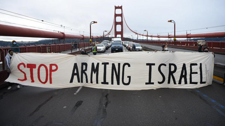 Anti Israeli protesters block the US Golden Gate Bridge