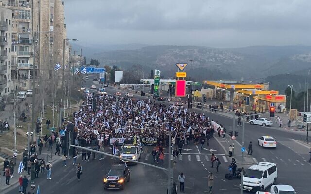 Thousands marching for hostage deal arrive in Jerusalem