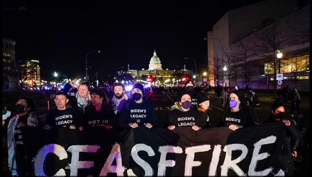 Pro-Palestinian protesters BLOCK Biden’s route to the SOTU